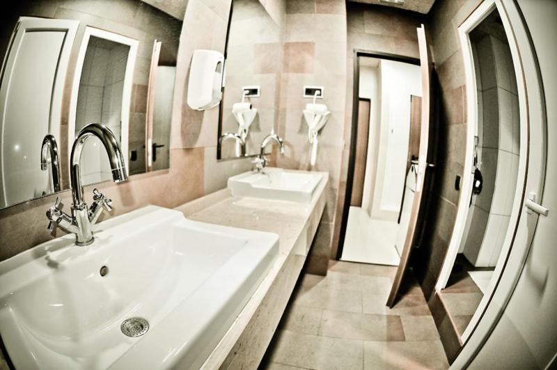 Be Zaragoza Hostel Екстериор снимка A bathroom