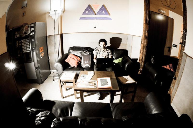 Be Zaragoza Hostel Екстериор снимка The band in 2007