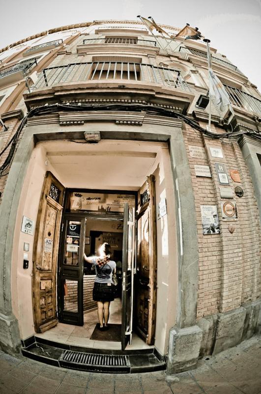 Be Zaragoza Hostel Екстериор снимка Entrance to the museum