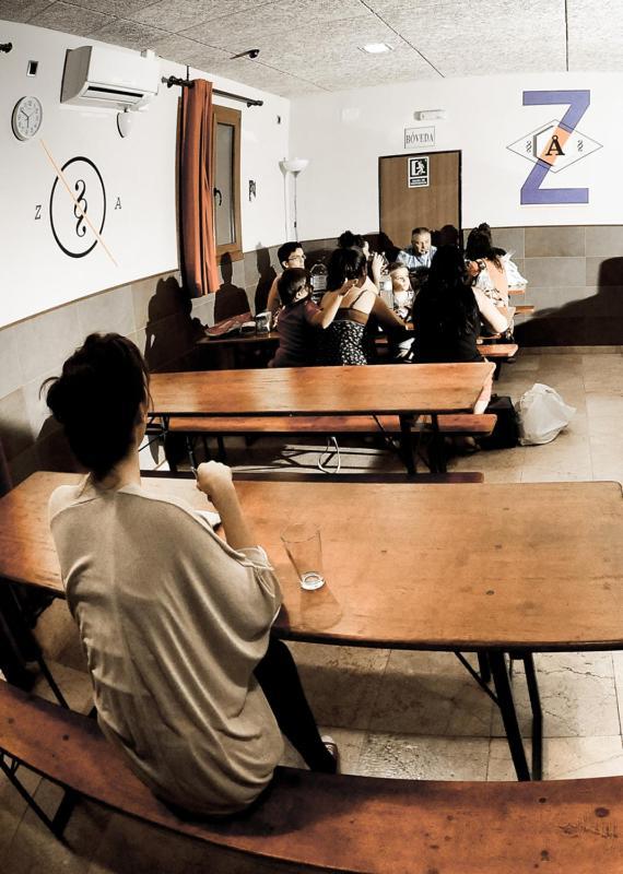 Be Zaragoza Hostel Екстериор снимка A student in a classroom