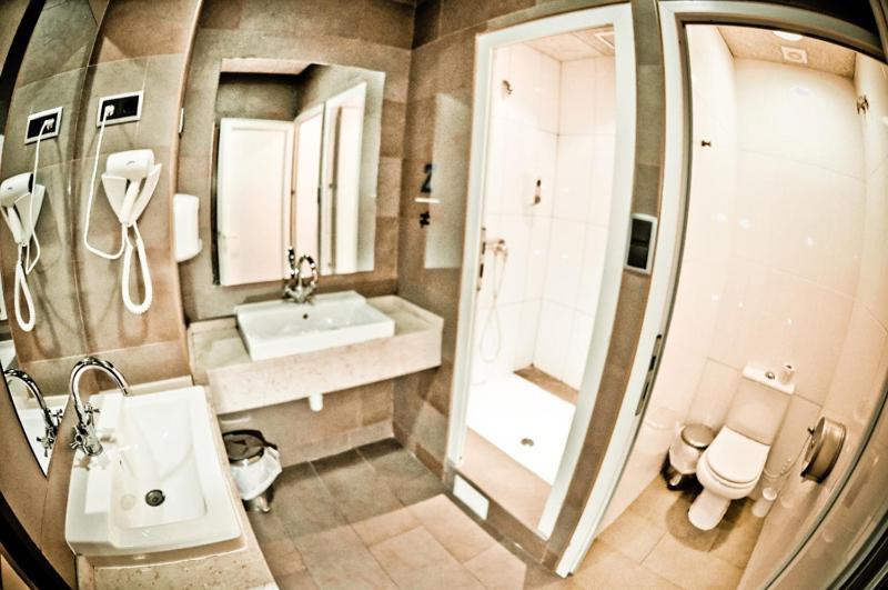 Be Zaragoza Hostel Екстериор снимка Bathroom
