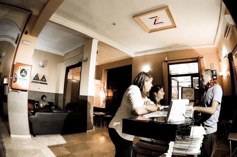 Be Zaragoza Hostel Екстериор снимка The Z-Club
