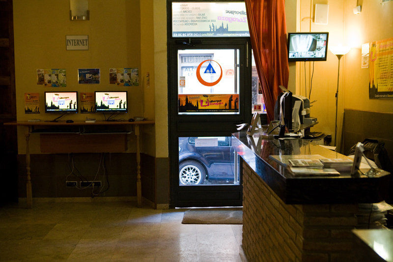 Be Zaragoza Hostel Екстериор снимка A vending machine in a coffee shop
