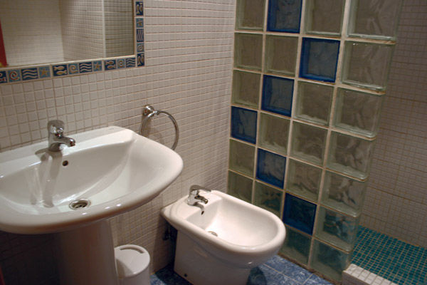 Be Zaragoza Hostel Екстериор снимка A bidet in a bathroom